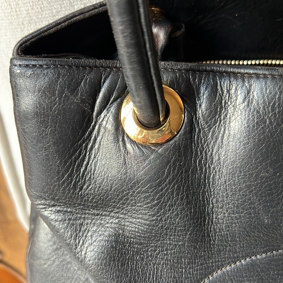 Chanel Authentic Vintage Leather Monogrammed CC leather handbag - Picture 5 of 17